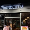 夜のネオンが灯るBone's DINER 神戸須磨店の外観