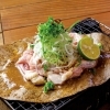 香ばしさ広がる せせりの朴葉みそ焼き