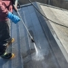 屋根の高圧洗浄で、塗装前の下地をきれいに整えています