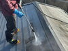 「屋根の高圧洗浄で、塗装前の下地をきれいに整えています」