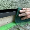 外壁まわりのゴミを除去してから、きれいな上塗りへ進みます