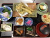 「穴子とワカサギの天ぷら盛り合わせがメインの本日の和定食ランチ」