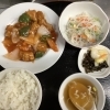 本日の日替わりランチはジャガイモ入り酢豚定食です