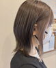 透明感あふれるグレージュカラー「インナーカラー×レイヤーボブでつくる春のミルクティーベージュ」