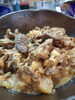 「黒毛和牛のどて焼きと日替わり刺身で、ほっと一息どうぞ」