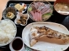 新鮮な魚と本格焼き魚定食「鯛カマの塩焼き＋刺身盛り合わせ定食のご紹介　2600円（税込）」