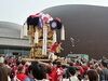 金栄太鼓台からお菓子まき、餅まき「ただいま開催中！　【3/29】来館200万人到達記念 あかがねミュージアム 感謝祭」