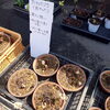 「本日の山の店　春の山野草と菜の花・のらぼう菜が並びました」