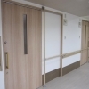 ドア横のてすり！！　　高住センターから、居室ドアの横に転倒防止用手すりのついている老人ホーム見学情報です。
