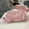お肉ソムリエの肉磨きサーロインを炭火ステーキ用にカットしました