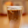 アーモンドミルクのアイスカフェラテで、やさしいカフェ時間を