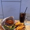 Bone'sバーガーにチェダーチーズ＆ハラペーニョトッピング