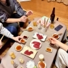 会津名物・馬刺しを囲んで楽しむ、友人たちとの家飲み時間