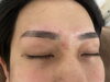 「メンズ眉ワックスで清潔感のある目元に」