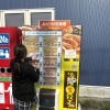 みなさん亭3号機を拭く未来さん。「きれいな自販機で買ってほしいから」
