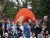赤ちゃん回廊前で記念写真「御香宮神社「赤ちゃん回廊」建立式典＆赤ちゃんまつり、無事終了！」