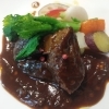 今日から４月🌸 年度も始まりの本日は久々に牛ホホ肉がランチメニューに登場です✨     【牛ホホ肉の赤ワイン煮込み】     口に入れた瞬間ほどけるほど柔らかく煮込んだ牛ホホ肉。 赤ワインのコクと肉の旨み、是非ご堪能下さい🍷
