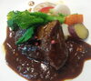 牛ホホ肉の赤ワイン煮込み「今日から４月🌸 年度も始まりの本日は久々に牛ホホ肉がランチメニューに登場です✨     【牛ホホ肉の赤ワイン煮込み】     口に入れた瞬間ほどけるほど柔らかく煮込んだ牛ホホ肉。 赤ワインのコクと肉の旨み、是非ご堪能下さい🍷」