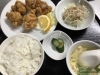 「本日の日替わりランチは唐揚げ定食です」
