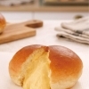 生地を焼いたあと、一つひとつ手作業で