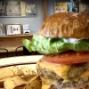 チーズとパティがとろけ合う！禁断のダブルチーズバーガーでボリューム満点ランチ　四国中央市川之江でのランチなら、テイクアウトも可能！オシャレな2TONE BURGER！