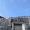 工場の外壁・屋根をメンテナンスしながら、通常営業をサポート中です