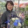 青い薔薇を使った花束💐