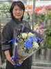 白い薔薇と青い薔薇を使った花束のご注文いただきました「青い薔薇を使った花束💐」