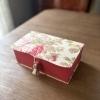 バラ柄とタッセルが揺れる、大人かわいいカルトナージュBOX