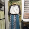 北欧花刺繡スカート×ロゴラグランTで“大人カジュアルコーデ”