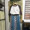 北欧花刺繡スカート×ロゴラグランTで“大人カジュアルコーデ”