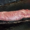 熱々鉄板で焼き上げるハラミステーキ