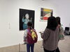 美術館で親子が絵を見ている「ただの絵画教室ではない！「本物」に触れて感性を育む一日」
