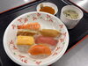 食べる喜びを感じる彩り豊かな食事「季節のにぎり寿司を楽しみました～ユニットでの食事のひとこま～」