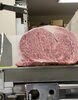 「お肉ソムリエの“肉磨きサーロイン”をスライサーで丁寧にカット中です」