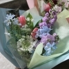 春のニュアンスカラー花束｜チューリップとデルフィニウムのやさしい組み合わせ