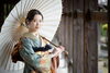 伝統美を纏う艶やかな着物姿「問屋町レンタル着物TUZUMI　和傘と振袖で迎える成人式後撮り（新緑・紅葉ロケご予約受付中）」