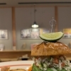 フレッシュサルサバーガーにアボカドトッピング！野菜たっぷりさっぱりヘルシーなランチはいかが？　四国中央市川之江でのランチなら、テイクアウトも可能！オシャレな2TONE BURGER！