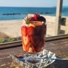 海を眺めながら味わう、苺たっぷりプリンパフェのご紹介