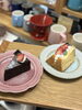 お気に入りのケーキでリフレッシュ「いちごを飾った本日のケーキでカフェタイム」