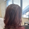 毛先の赤みで楽しむ、大人のやわらかウェーブカラー