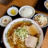 すがい食堂本店で味わう、煮干しラーメンともつ煮の満足ランチ定食
