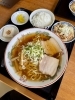「すがい食堂本店で味わう、煮干しラーメンともつ煮の満足ランチ定食」