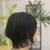 軽さとまとまりを両立した“大人の余裕ショートボブ”