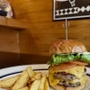 ボリューム満点！ダブルチーズバーガーで大満足ランチをどうぞ　四国中央市川之江でのランチなら、テイクアウトも可能！オシャレな2TONE BURGER！