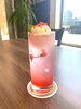 春限定の桜のクリームソーダ（￥７００）「平日14〜16時は、子連れでゆっくり過ごせるカフェ時間です」