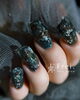 “あなただけの”アートを創り出す「鉱石みたいな深緑ニュアンスネイルで大人のきらめき✨」