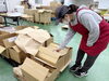 入荷部材をとる障害者雇用創造センターのスタッフ「軽作業訓練の現場より🌟「数え間違い」をなくす！入荷と発送のシンプルルール」