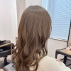 春におすすめ、赤みを抑えた柔らかな透明感カーキベージュ