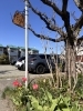 吊り看板と送迎車２台「駐車場看板と　会津盆地内の無料送迎について」